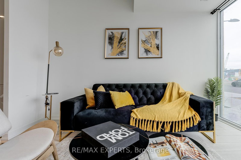 Th02 - 9 Buttermill Ave, Vaughan, L4K 0J5 | Image 3