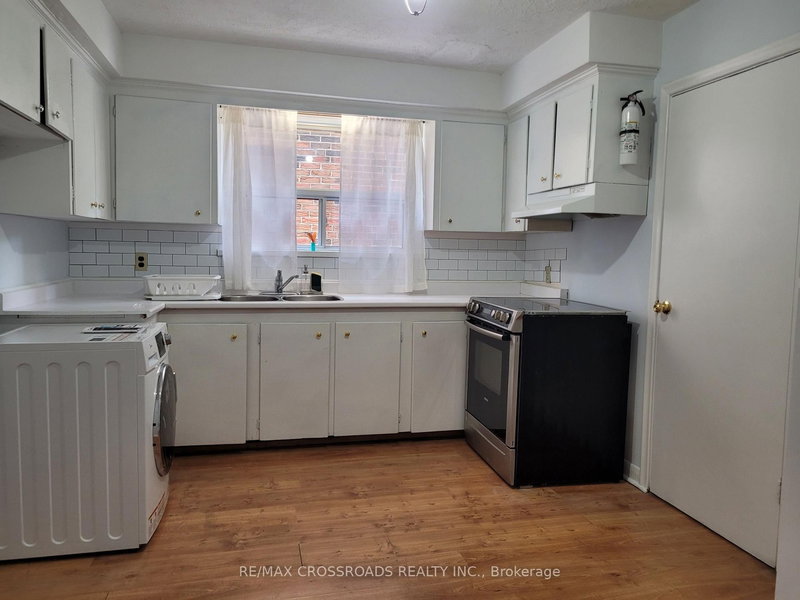 Main - 124 Major Mackenzie Dr E, Richmond Hill, L4C 1H1 | Image 3