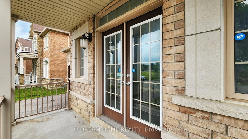 939 Memorial Circ, Newmarket, L3X 0B5 | Image 3