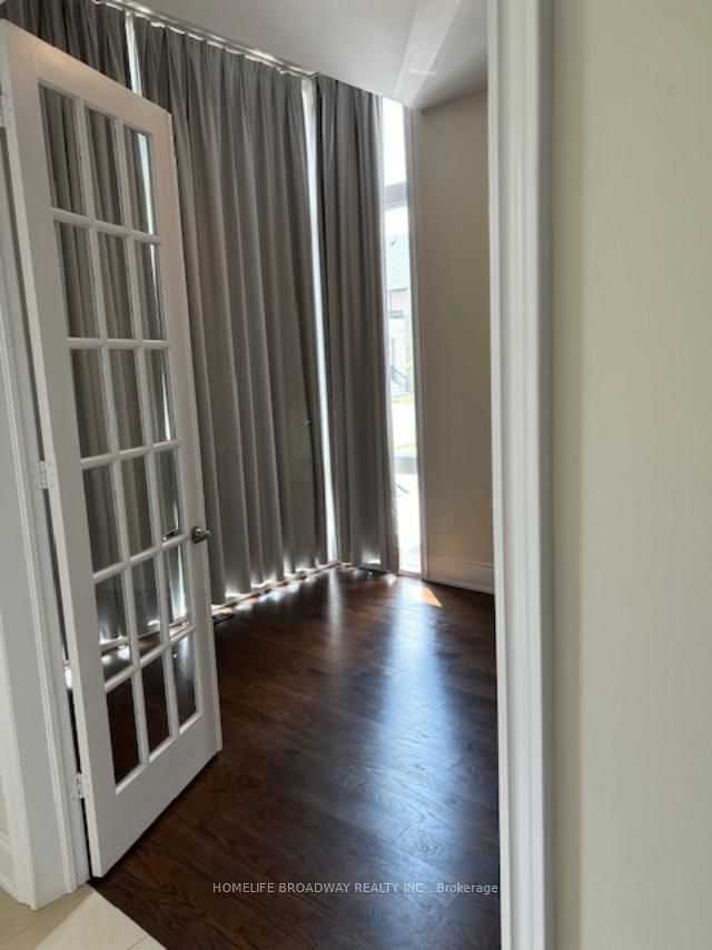 166 Conklin Cres, Aurora, L4G 0Z2 | Image 2