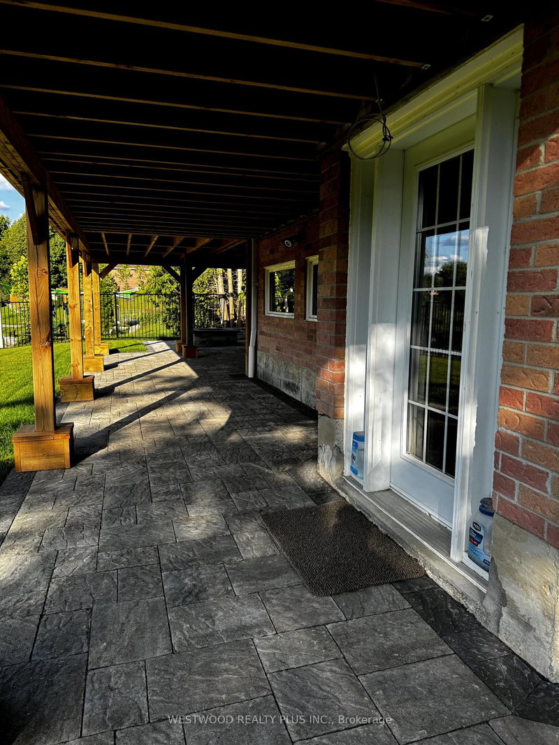 Lower L - 60 Cranberry Lane, Aurora, L4G 5Z1 | Image 3