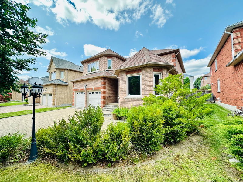 18 Henricks Cres  Richmond Hill, L4B 3W4 | Image 2