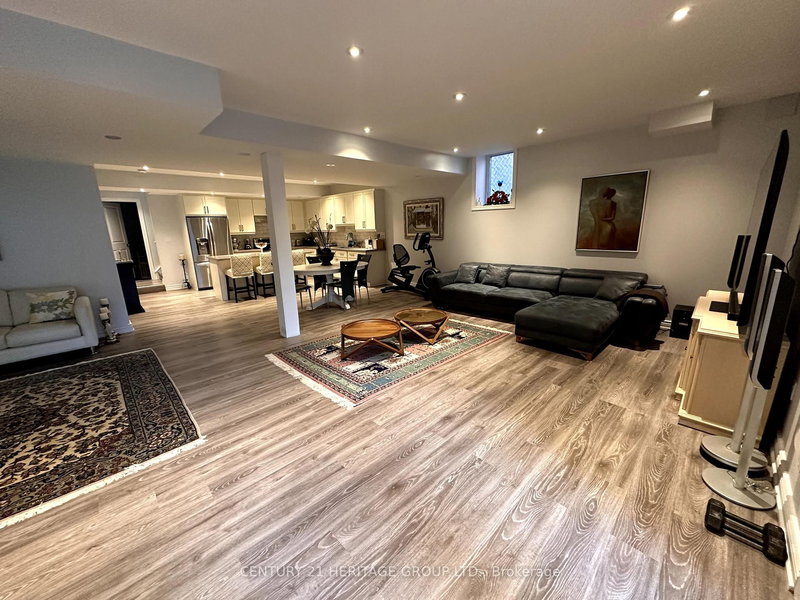 17 La Quinta Lane, Newmarket, L3Y 0E2 | Image 2