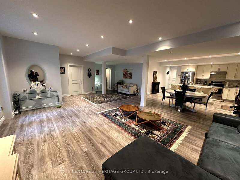 17 La Quinta Lane, Newmarket, L3Y 0E2 | Image 3