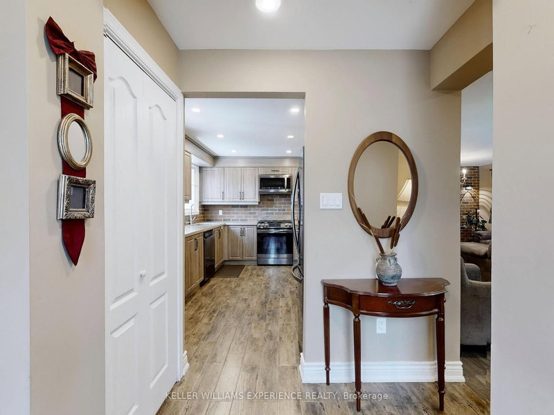 36 Aurora Heights Dr, Aurora, L4G 2W7 | Image 3