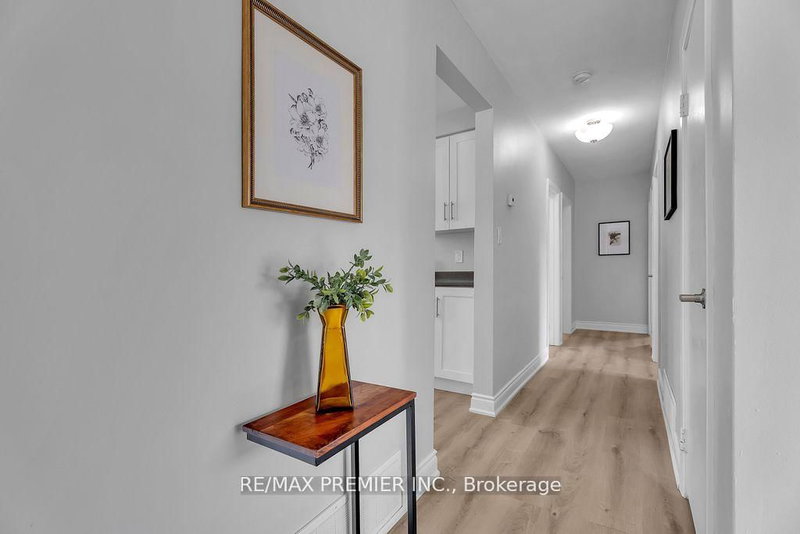 47 Aurora Heights Dr, Aurora, L4G 2W6 | Image 2