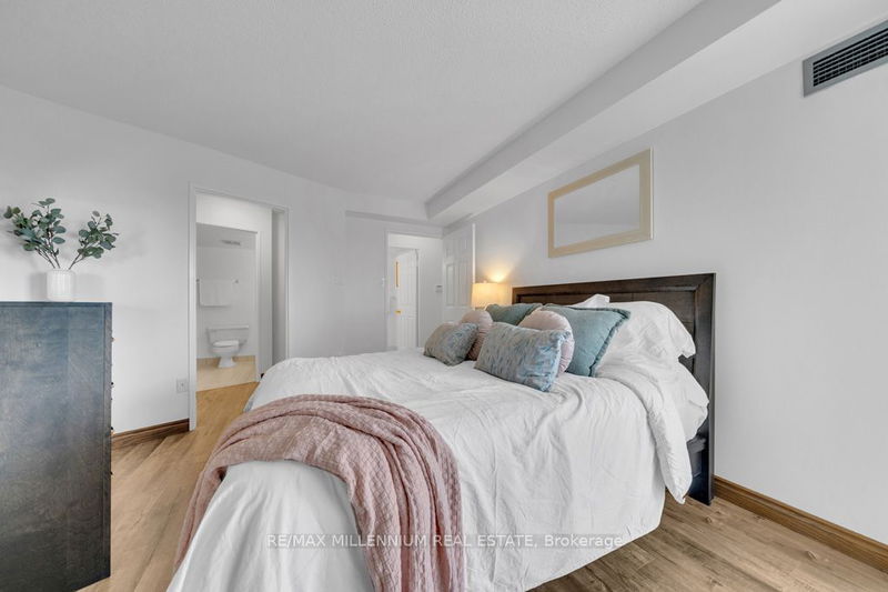  1008 - 30 Harding Blvd W Richmond Hill, L4C 9M3 | Image 20