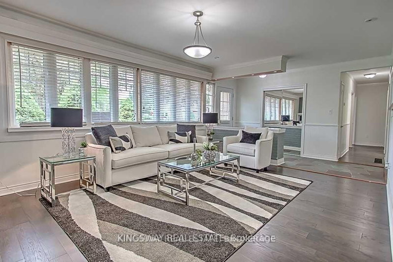 49 Don Mor Dr, Newmarket, L3Y 1G8 | Image 3