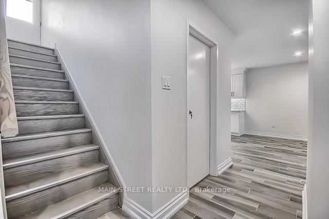 770 Queen (Lower) St, Newmarket, L3Y 2J5 | Image 3