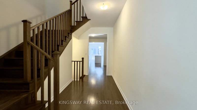 16 Blick Cres, Aurora, L4G 4A7 | Image 2