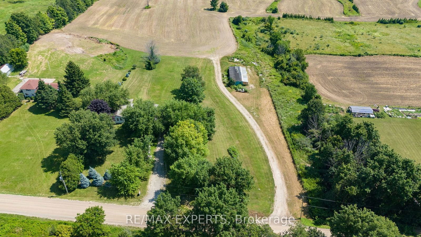 Building in 1113 17 Sideroad