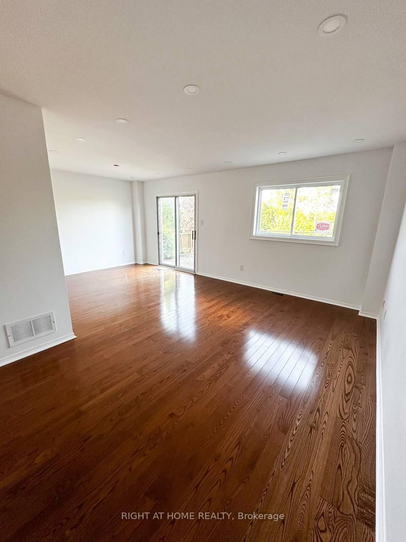 361 Gaston Pl, Newmarket, L3Y 8M4 | Image 2