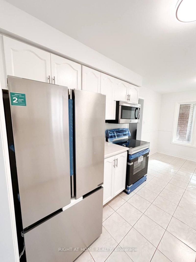 361 Gaston Pl, Newmarket, L3Y 8M4 | Image 3