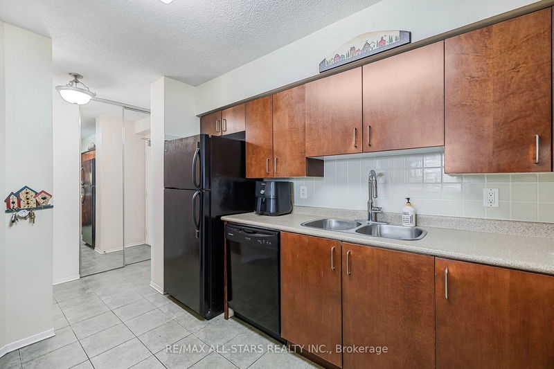  212 - 260 Davis Dr  Newmarket, L3Y 7C3 | Image 13