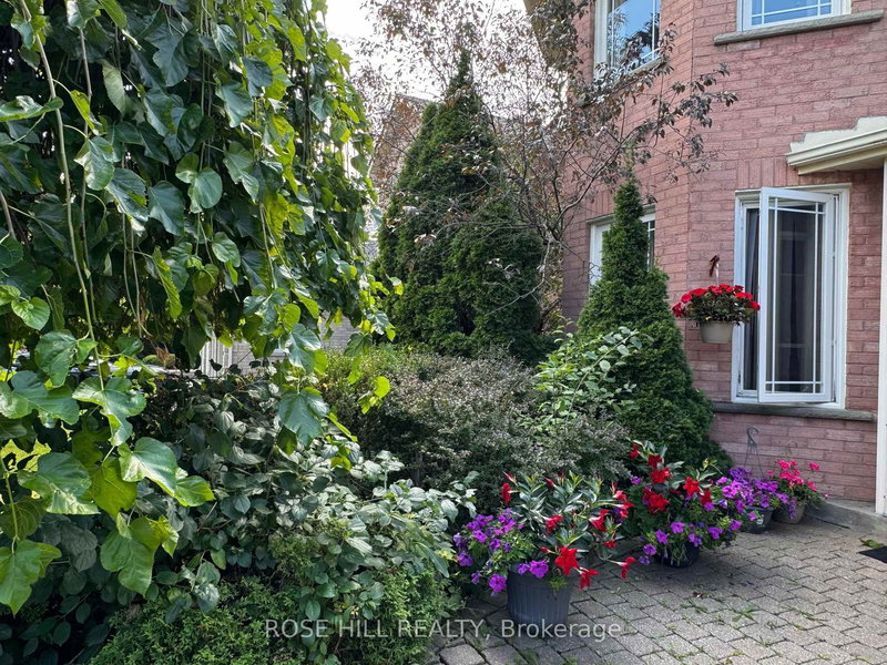 97 Stave Cres, Richmond Hill, L4C 9J2 | Image 2