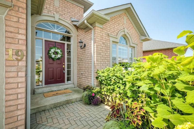 19 Boros Link   Whitchurch-Stouffville, L4A 1N7 | Image 2