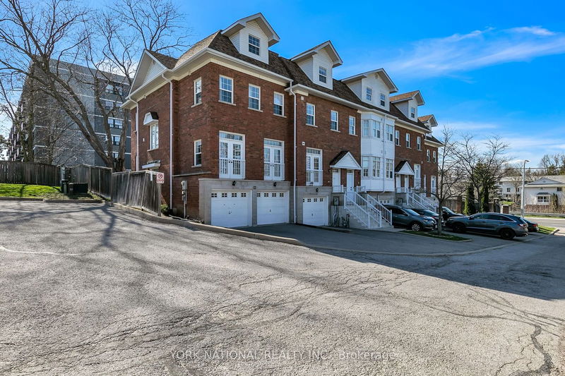 12 Loring Doolittle Crt  Aurora, L4G 7Y8 | Image 1