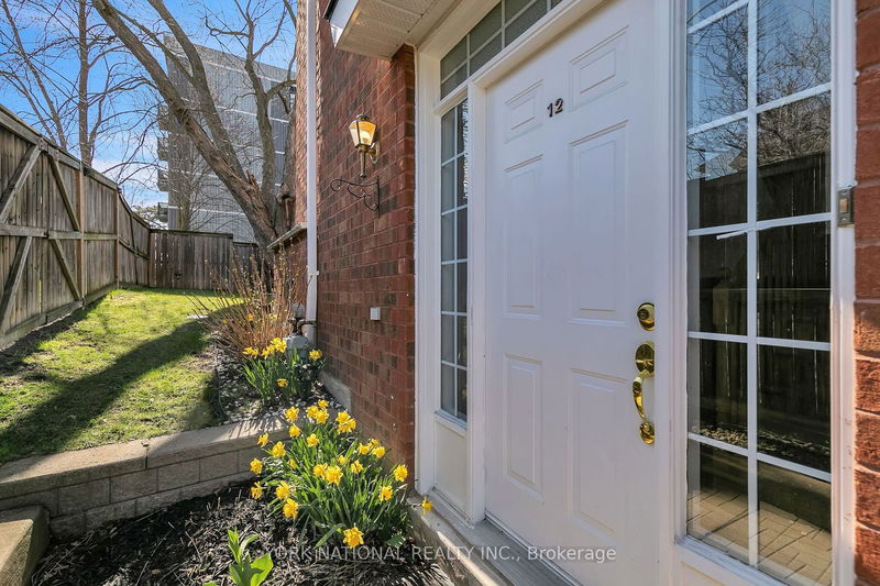 12 Loring Doolittle Crt  Aurora, L4G 7Y8 | Image 3