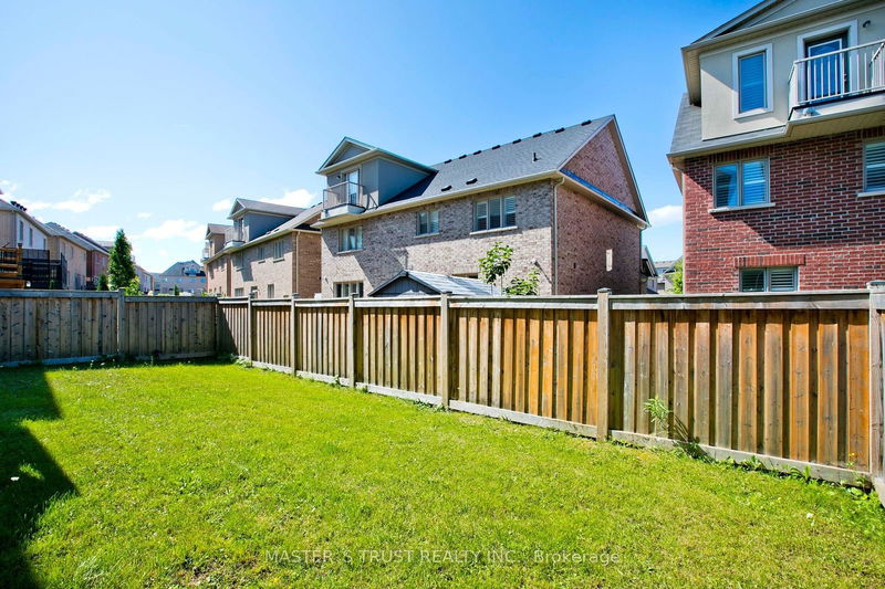 926 Ernest Cousins Circ  Newmarket, L3X 0B7 | Image 39