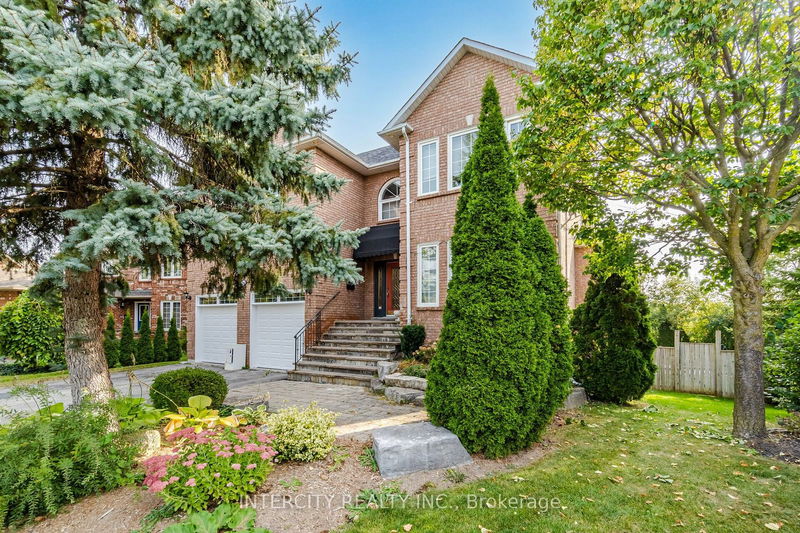 38 Corner Ridge Rd  Aurora, L4G 6L2 | Image 2