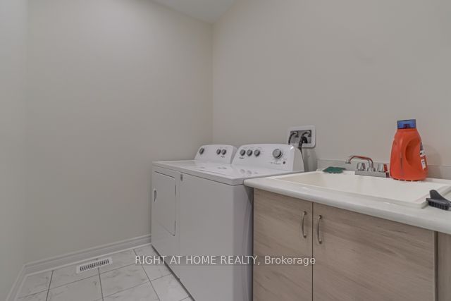 12 Laskin Dr  Vaughan, L6A 5A4 | Image 26