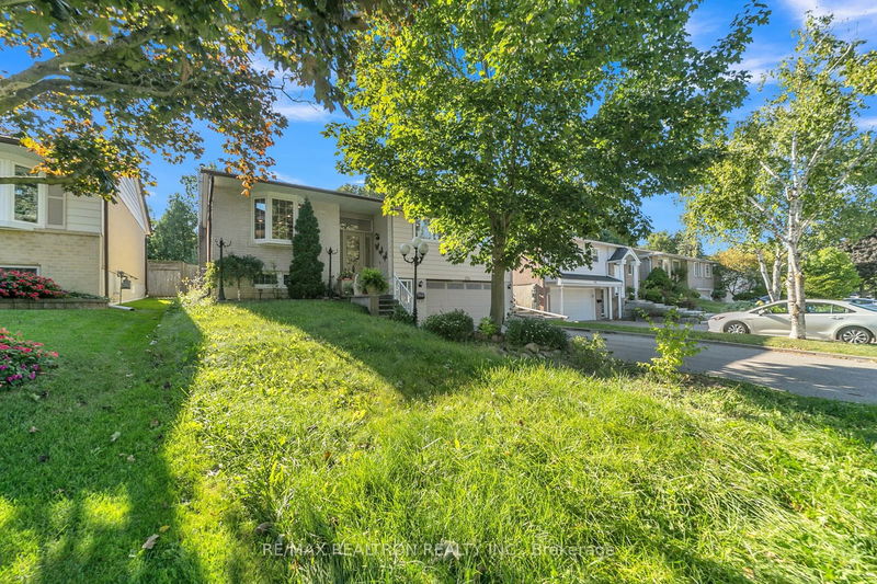 374 Borden Ave  Newmarket, L3Y 5B9 | Image 2