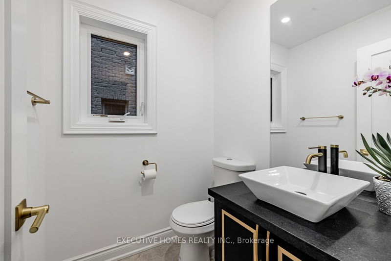 374 Gilpin Dr  Newmarket, L3X 3H2 | Image 7