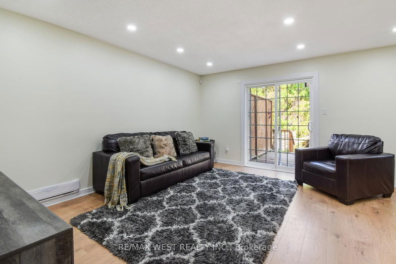 405 Maplegrove Ave  Bradford West Gwillimbury, L3Z 1V8 | Image 5