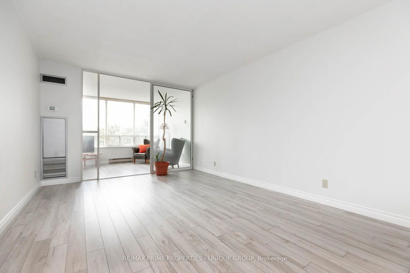  301 - 22 Clarissa Dr  Richmond Hill, L4C 9R6 | Image 3