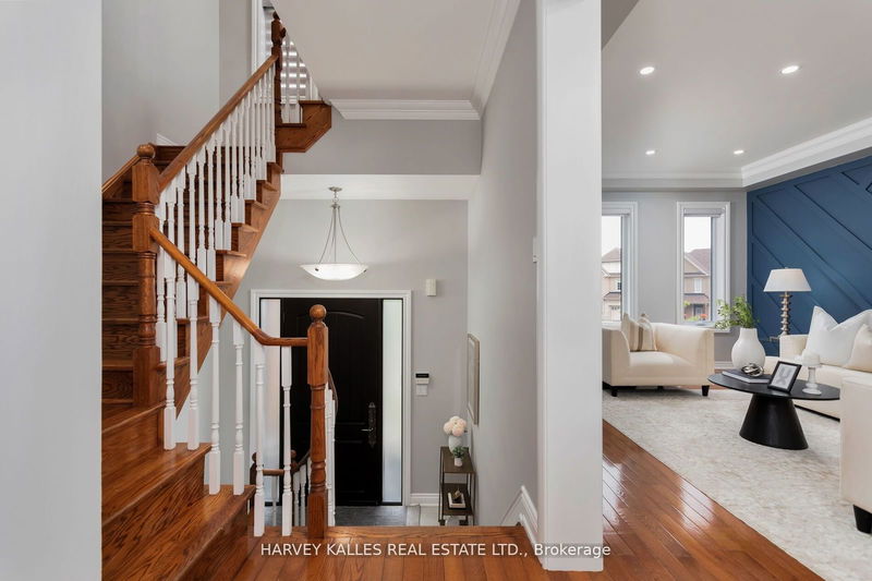 16 Harvest Crt  Richmond Hill, L4E 4V3 | Image 4