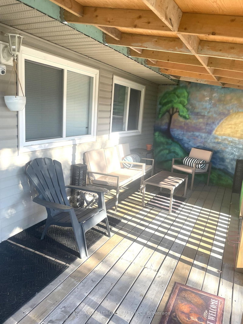 815 Lagoon Dr, Georgina, L0E 1S0 | Image 2