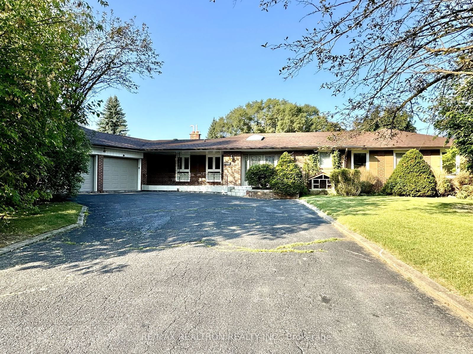 Building in 44 Fairway Heights Drive