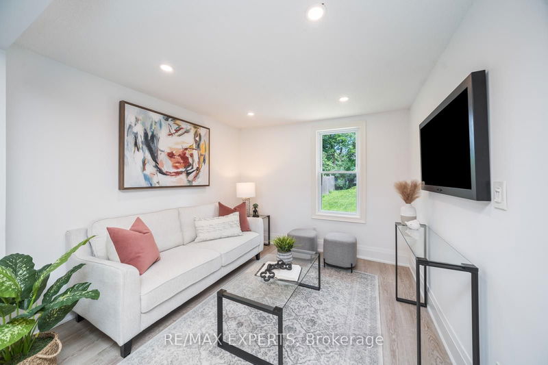 302 Hollywood Dr  Georgina, L4P 2Z8 | Image 10