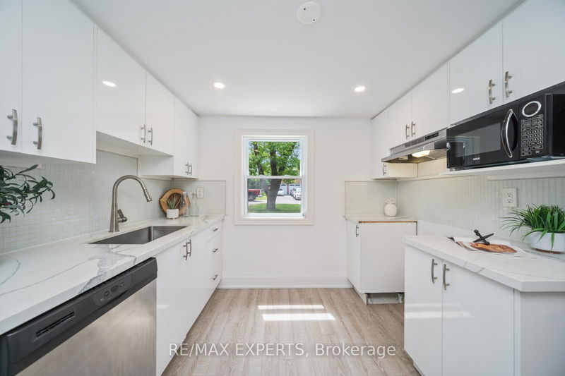 302 Hollywood Dr  Georgina, L4P 2Z8 | Image 13