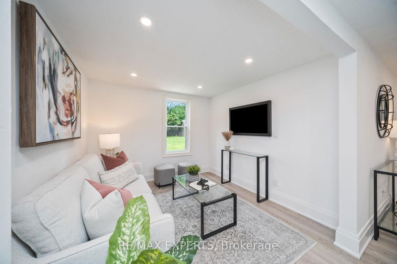 302 Hollywood Dr  Georgina, L4P 2Z8 | Image 9