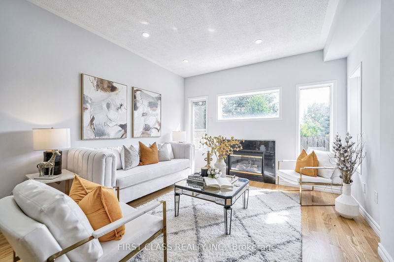 82 Carousel Cres  Richmond Hill, L4E 3X6 | Image 2