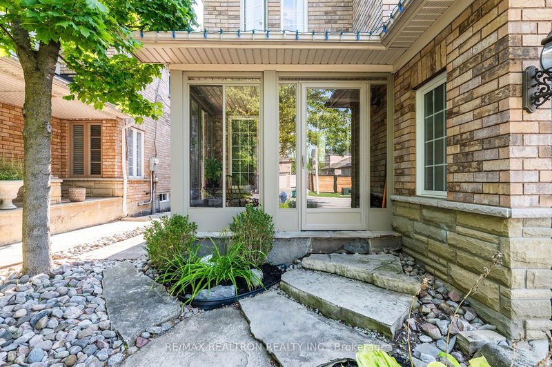 93 Regency View Hts  Vaughan, L6A 3T8 | Image 2