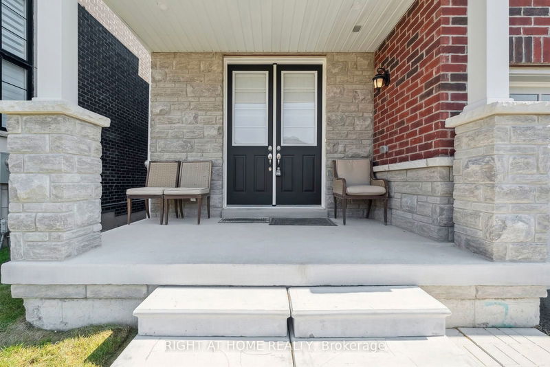 170 Ferragine Cres  Bradford West Gwillimbury, L3Z 2A6 | Image 2