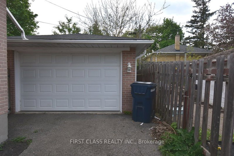 368 Balkan Rd, Richmond Hill, L4C 2P1 | Image 2