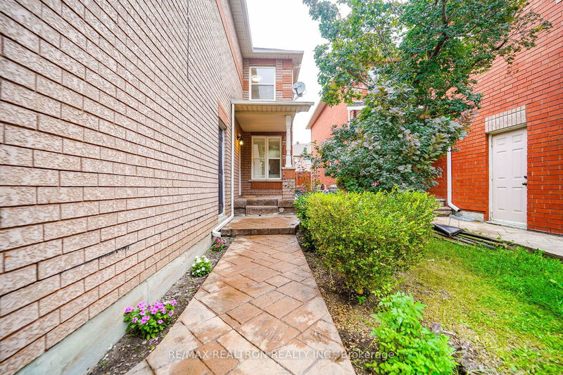 18 Jensen Crt  Vaughan, L6A 2T6 | Image 3