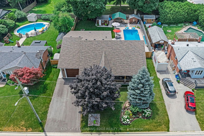 178 Parkview Cres  Newmarket, L3Y 2C8 | Image 2