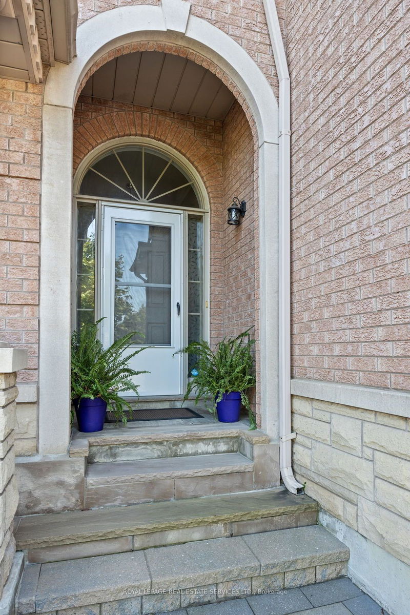 140 Kingsbridge Circ  Vaughan, L4J 8P2 | Image 2