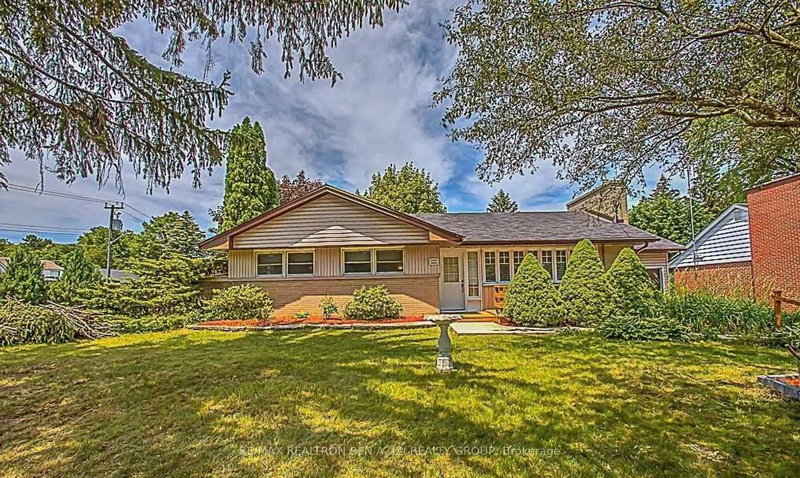 49 Don Mor Dr, Newmarket, L3Y 1G8 | Image 2