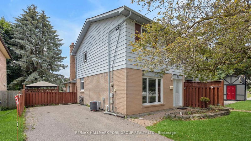 158 Meadowbank Rd  Newmarket, L3Y 4Y2 | Image 1