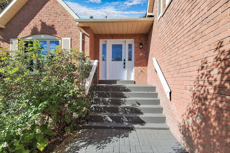 14 Laurwood Crt, Aurora, L4G 5C2 | Image 3