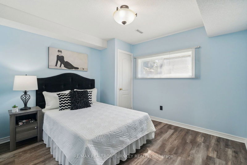 8 Margaret Pl  Georgina, L4P 3X2 | Image 22