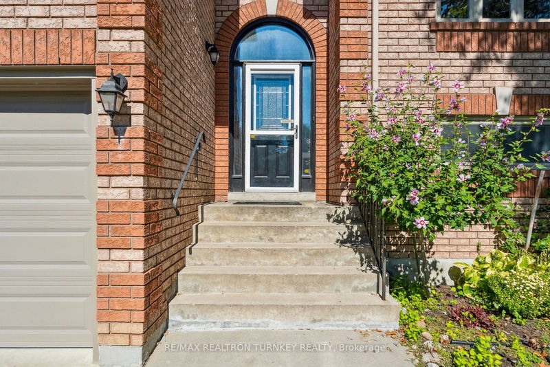 8 Margaret Pl  Georgina, L4P 3X2 | Image 3