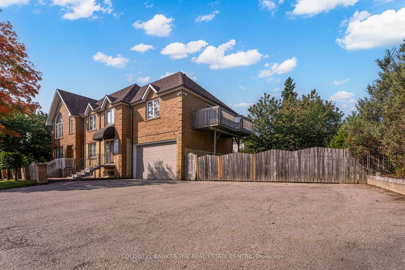 210 Jacey Anne Dr  Richmond Hill, L4C 4N5 | Image 2