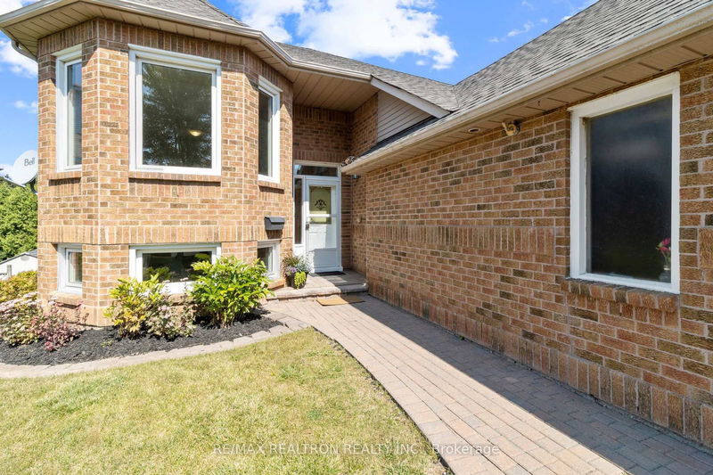 32 Chartwell Cres  Georgina, L4P 3N8 | Image 2