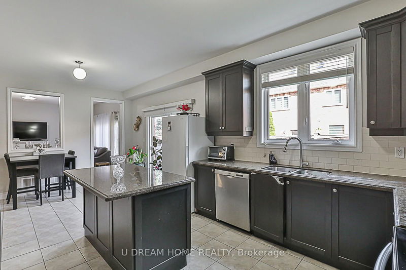 1015 Ralston Cres  Newmarket, L3X 3H8 | Image 15